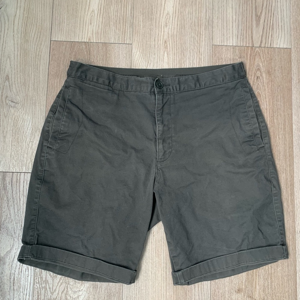 Uniqlo x Tomas Maier Chino Shorts (M) – Dark Olive Minimal Look